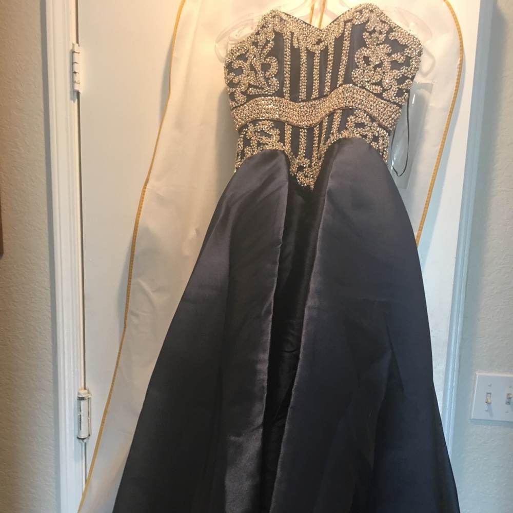 Mac Duggal Evening Dress - Picture 6 of 8